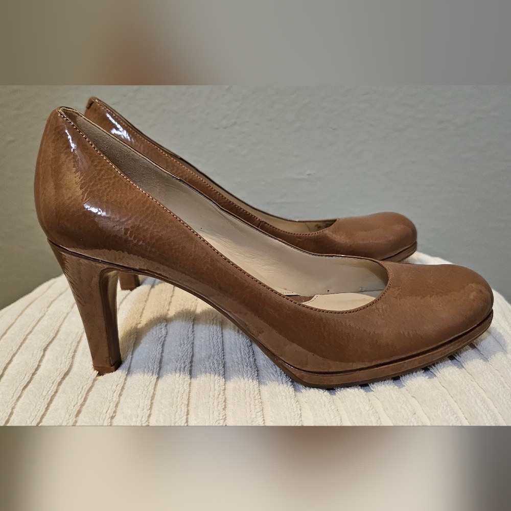 Naturalizer Lennox Pump/Heel. Size 8W. Taupe Shiny.